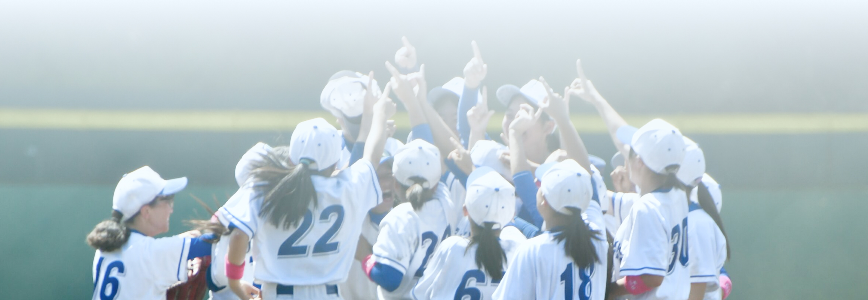 チームで喜ぶ女子野球選手たち